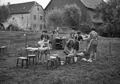 836343 Afbeelding van kamperende kinderen in de omgeving van Wijlre (Zuid-Limburg), tijdens de afwas.
